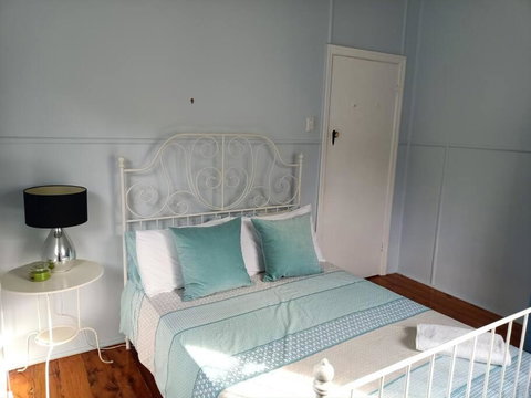 Quiet Private Central Cozy 3bdrm FREE Parking - Accommodation Whitsundays 2