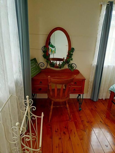 Quiet Private Central Cozy 3bdrm FREE Parking - Accommodation Whitsundays 3