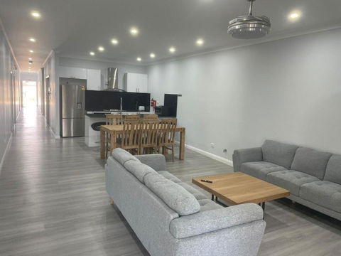 Quiet Spacious Family House 11 Bedrooms - Accommodation Whitsundays 0