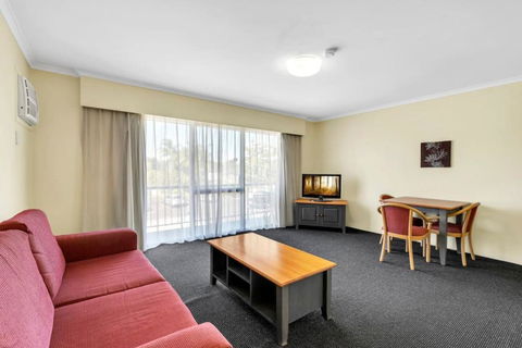 Quiet Unit In Leafy Hotel - Accommodation Whitsundays 0