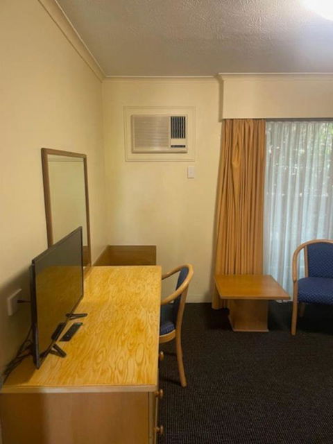 Quiet Unit In Leafy Hotel - Accommodation Whitsundays 3