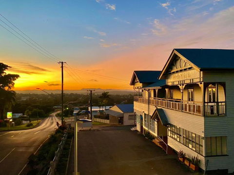 Railway Hotel - Accommodation Whitsundays 0