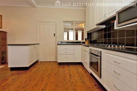 Red Brick Beauty - Central Cottage - Accommodation Whitsundays 1