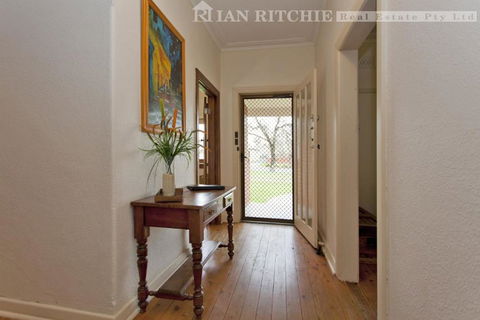 Red Brick Beauty - Central Cottage - Accommodation Whitsundays 3