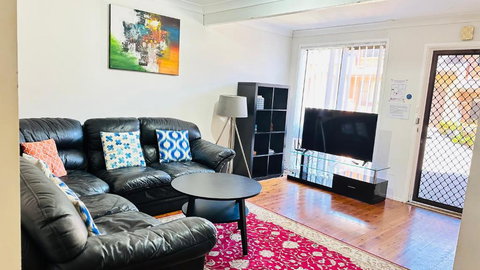 Quiet Family Townhouse In Wollongong CBD - Accommodation Whitsundays 1