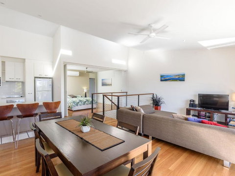 Rainbow Surf 4 - Accommodation Whitsundays 3