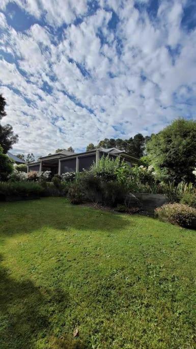 Quiet Family Retreat Getaway - Wildlife Park, Sovereign Hill, Kryall Castle And City At Your Door - Modern House, 8 Guests, 4 Bedrooms, 5 Beds - Accommodation Whitsundays 0