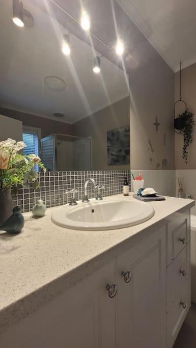 Quiet Family Retreat Getaway - Wildlife Park, Sovereign Hill, Kryall Castle And City At Your Door - Modern House, 8 Guests, 4 Bedrooms, 5 Beds - Accommodation Whitsundays 2