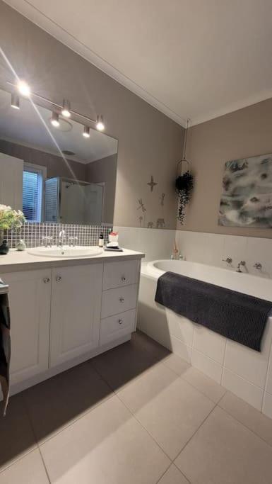Quiet Family Retreat Getaway - Wildlife Park, Sovereign Hill, Kryall Castle And City At Your Door - Modern House, 8 Guests, 4 Bedrooms, 5 Beds - Accommodation Whitsundays 3