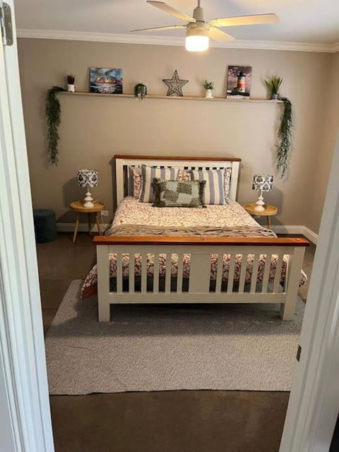 Quiet Family Retreat Getaway - Wildlife Park, Sovereign Hill, Kryall Castle And City At Your Door - Modern House, 8 Guests, 4 Bedrooms, 5 Beds - Accommodation Whitsundays 1