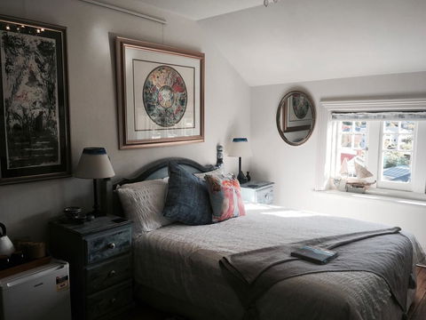 Assemblage Boutique Art B & B - Accommodation Whitsundays 1