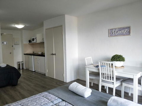 Atrium Private Stay Mandurah - Accommodation Whitsundays 2