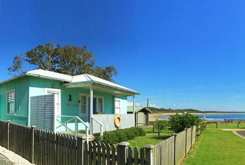 Aurora Beachfront Cottage - Accommodation Whitsundays 0