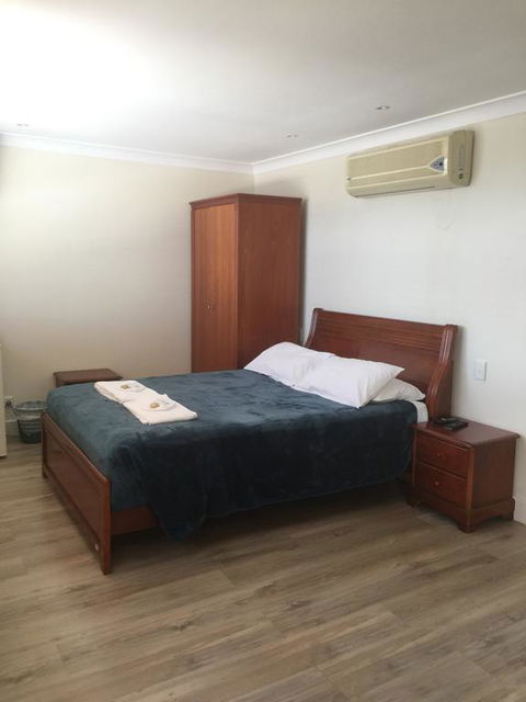 Aussie Hotel & Motel - Accommodation Whitsundays 0