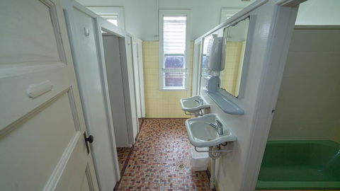 Australian Hotel - Accommodation Whitsundays 0