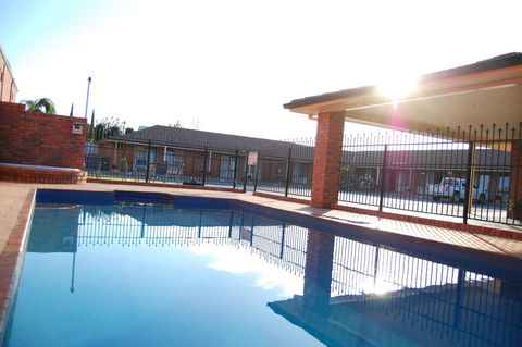 Australian Settlers Motor Inn - Accommodation Whitsundays 1
