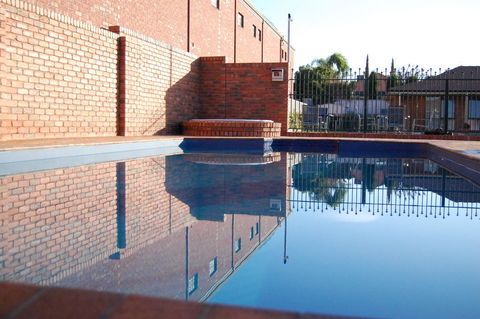 Australian Settlers Motor Inn - Accommodation Whitsundays 0