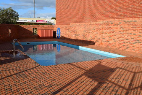 Australian Settlers Motor Inn - Accommodation Whitsundays 2