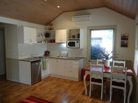 Autumn Affair Cottage 6 - Accommodation Whitsundays 3