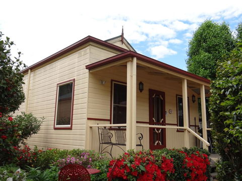 Autumn Affair Cottage 6 - Accommodation Whitsundays 1