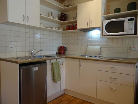 Autumn Affair Cottage 6 - Accommodation Whitsundays 2