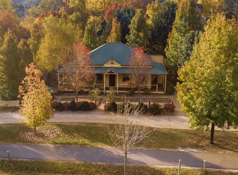 Autumn Beauty - Cottage 3 - Accommodation Whitsundays 0