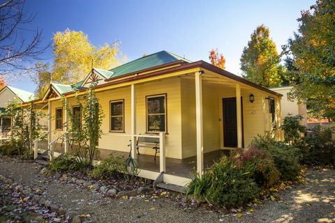 Autumn Beauty - Cottage 4 - Accommodation Whitsundays 2