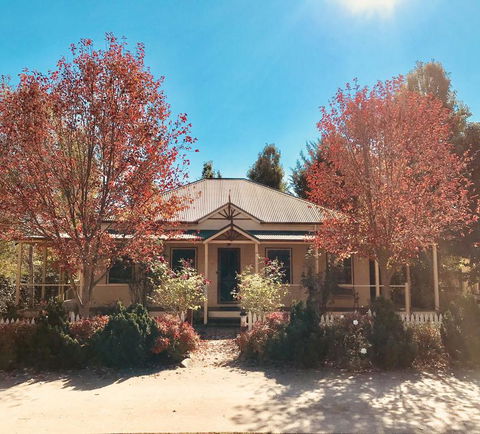 Autumn Beauty - Cottage 4 - Accommodation Whitsundays 1