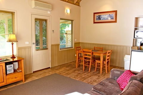 Autumn Leaf Cottage 1 - Accommodation Whitsundays 2