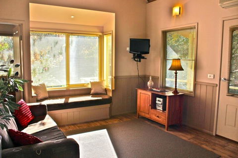 Autumn Leaf Cottage 1 - Accommodation Whitsundays 1