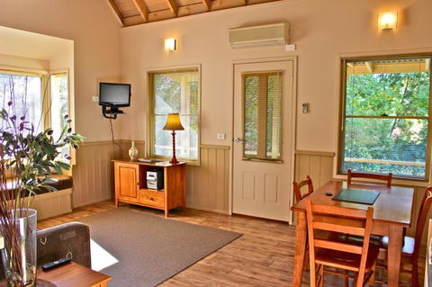 Autumn Leaf Cottage 1 - Accommodation Whitsundays 0
