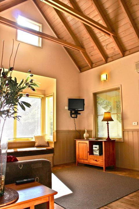 Autumn Leaf Cottage 1 - Accommodation Whitsundays 3