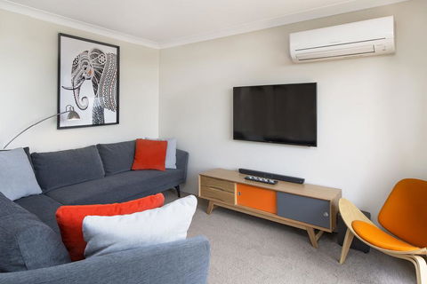 Avalanche 6 - Sophisticated Style &modern Comfort With A Central Location - Accommodation Whitsundays 3