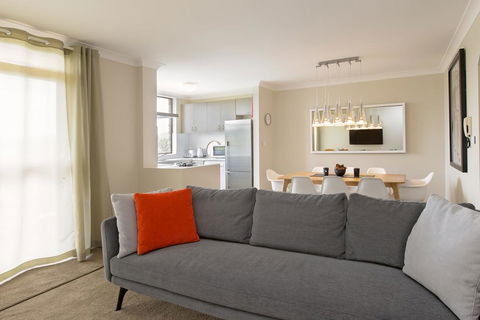 Avalanche 6 - Sophisticated Style &modern Comfort With A Central Location - Accommodation Whitsundays 2