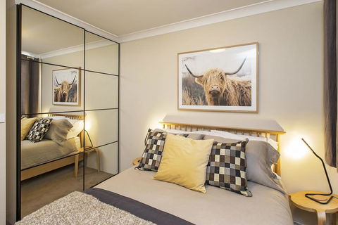 Avalanche 6 - Sophisticated Style &modern Comfort With A Central Location - Accommodation Whitsundays 0