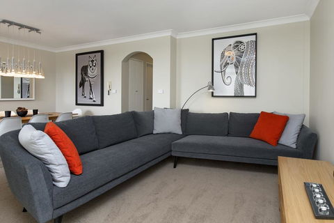 Avalanche 6 - Sophisticated Style &modern Comfort With A Central Location - Accommodation Whitsundays 1