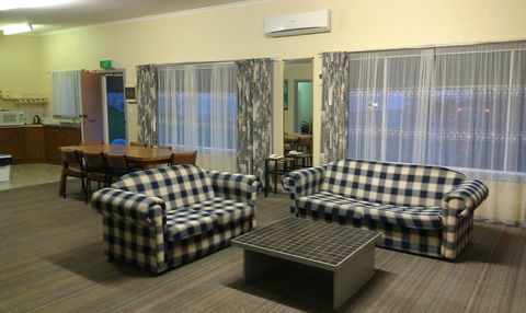 Avalon Motel - Accommodation Whitsundays 2
