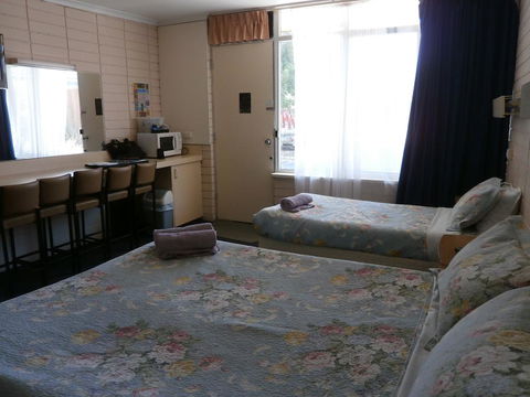 Avenue Motel - Accommodation Whitsundays 3