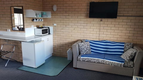 Avlon Gardens Motel - Accommodation Whitsundays 1