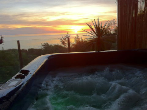 Award Winning Beach Front Retreat - Accommodation Whitsundays 0