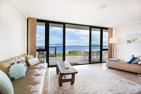 Azure Absolute Beachfront - Pet Friendly - Accommodation Whitsundays 2