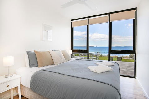 Azure Absolute Beachfront - Pet Friendly - Accommodation Whitsundays 3