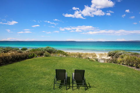 Azure Absolute Beachfront - Pet Friendly - Accommodation Whitsundays 1