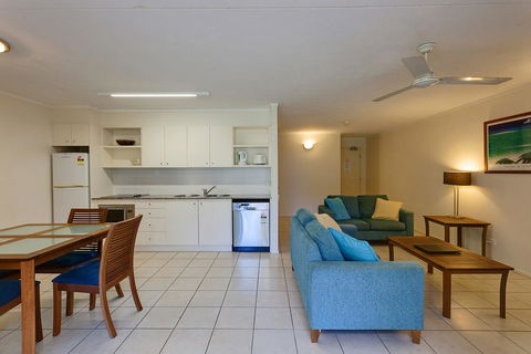 Baden 74 - Rainbow Shores, Top Floor, Air Conditioned Unit, Walk To Beach - Accommodation Whitsundays 3