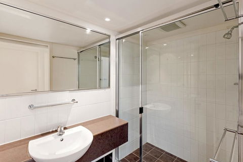 Baden 74 - Rainbow Shores, Top Floor, Air Conditioned Unit, Walk To Beach - Accommodation Whitsundays 2