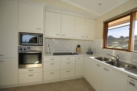 Baudin House - Accommodation Whitsundays 2