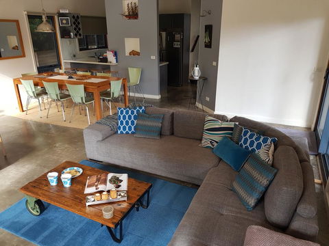 Bay Breeze Holiday Home - Accommodation Whitsundays 0