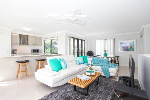 Beach Breeze Holiday House - Accommodation Whitsundays 0