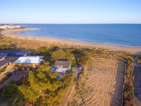 Beach Cottage In The Heart Of Mandurah - Accommodation Whitsundays 1