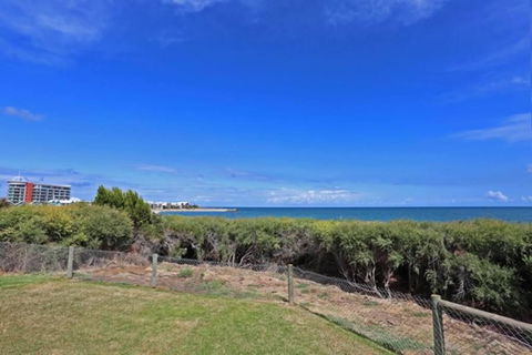 Beach Cottage In The Heart Of Mandurah - Accommodation Whitsundays 3